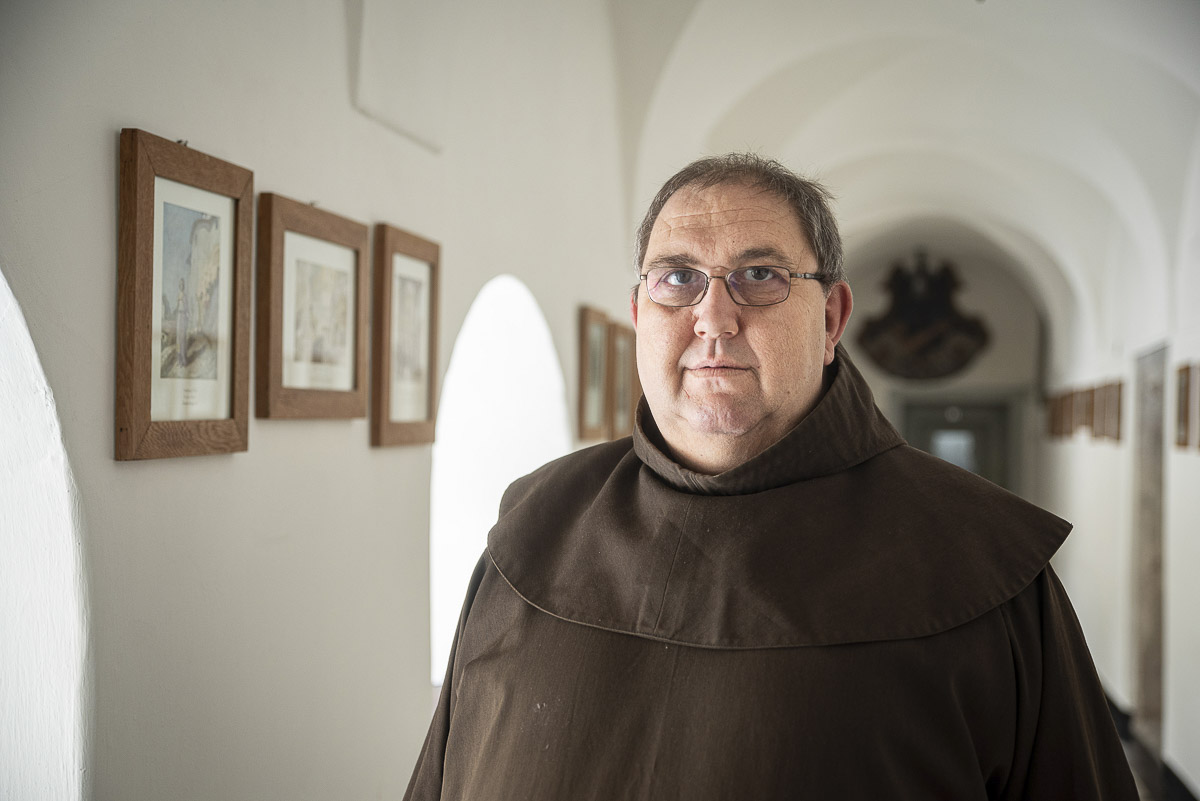 A ferences, aki nem orvos, mégis gyógyít